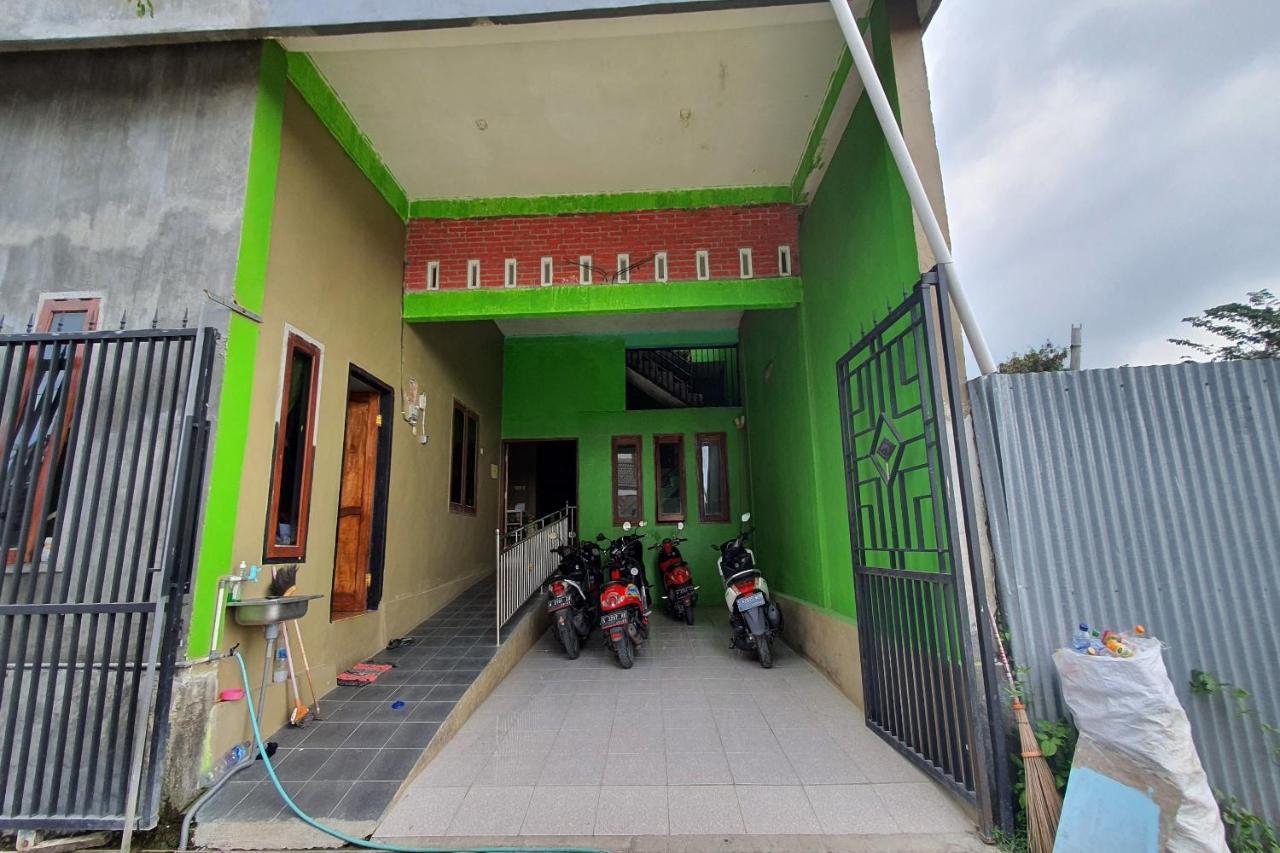 Oyo 3969 Villa Bu Kris Mojokerto 외부 사진