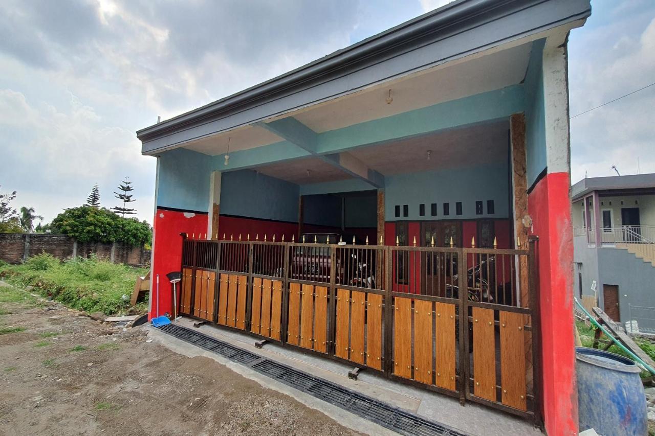 Oyo 3969 Villa Bu Kris Mojokerto 외부 사진